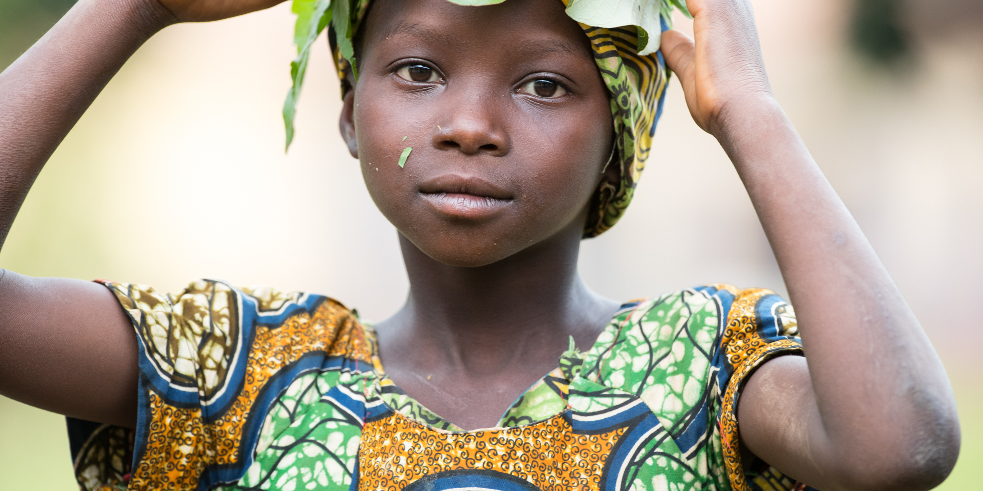 La grande ouverture de diaphragme permet d'obtenir une photo avec un faible profondeur de champs, mettant ici en valeur le visage de cet enfant Camerounais. 