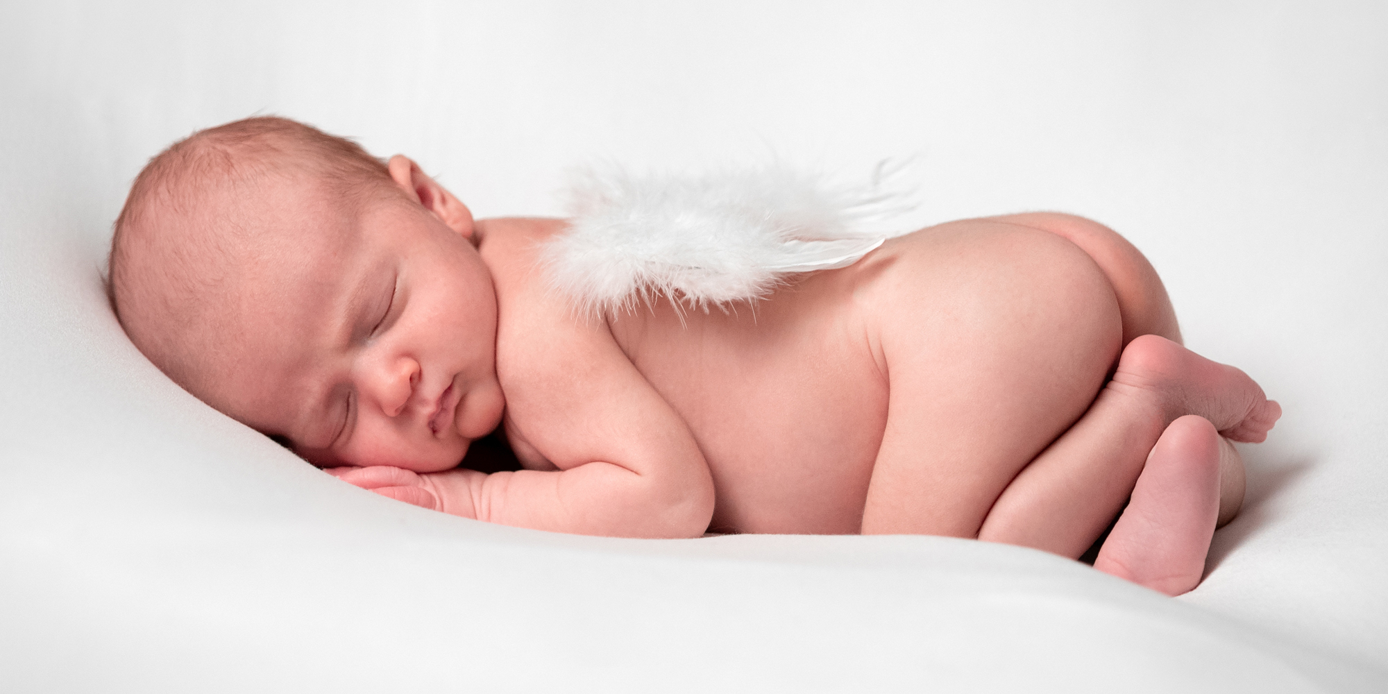 Dans les 15 premier jours de naissance, nous pouvons plus facilement réalise des photos de bébé endormis.
