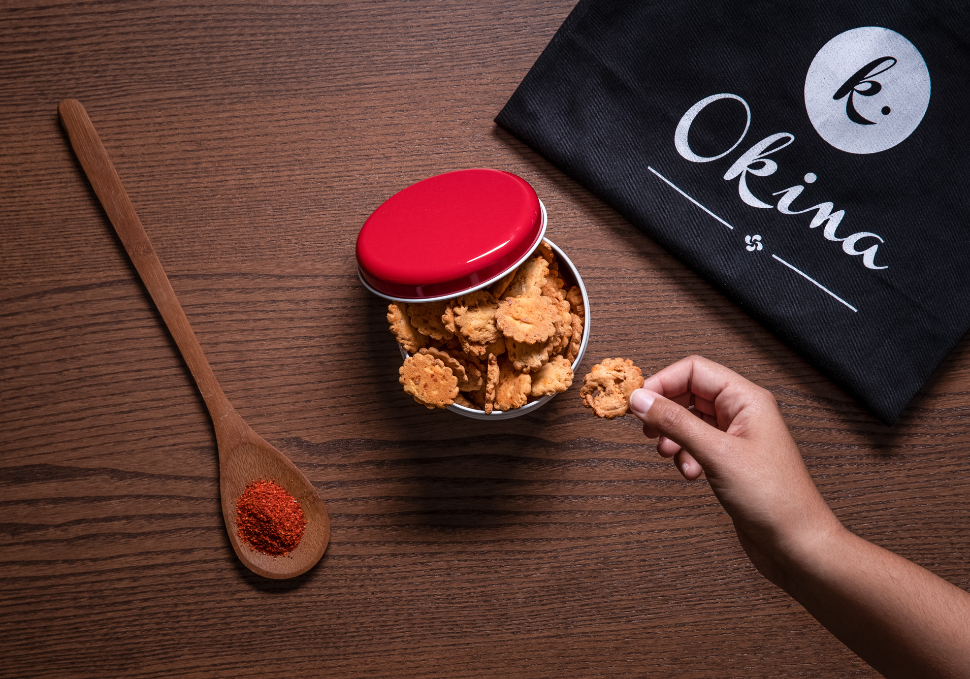 Mise en scéne photo d'un biscuit au piment d'Espelette de la marque Okina pour leur communication nationale.