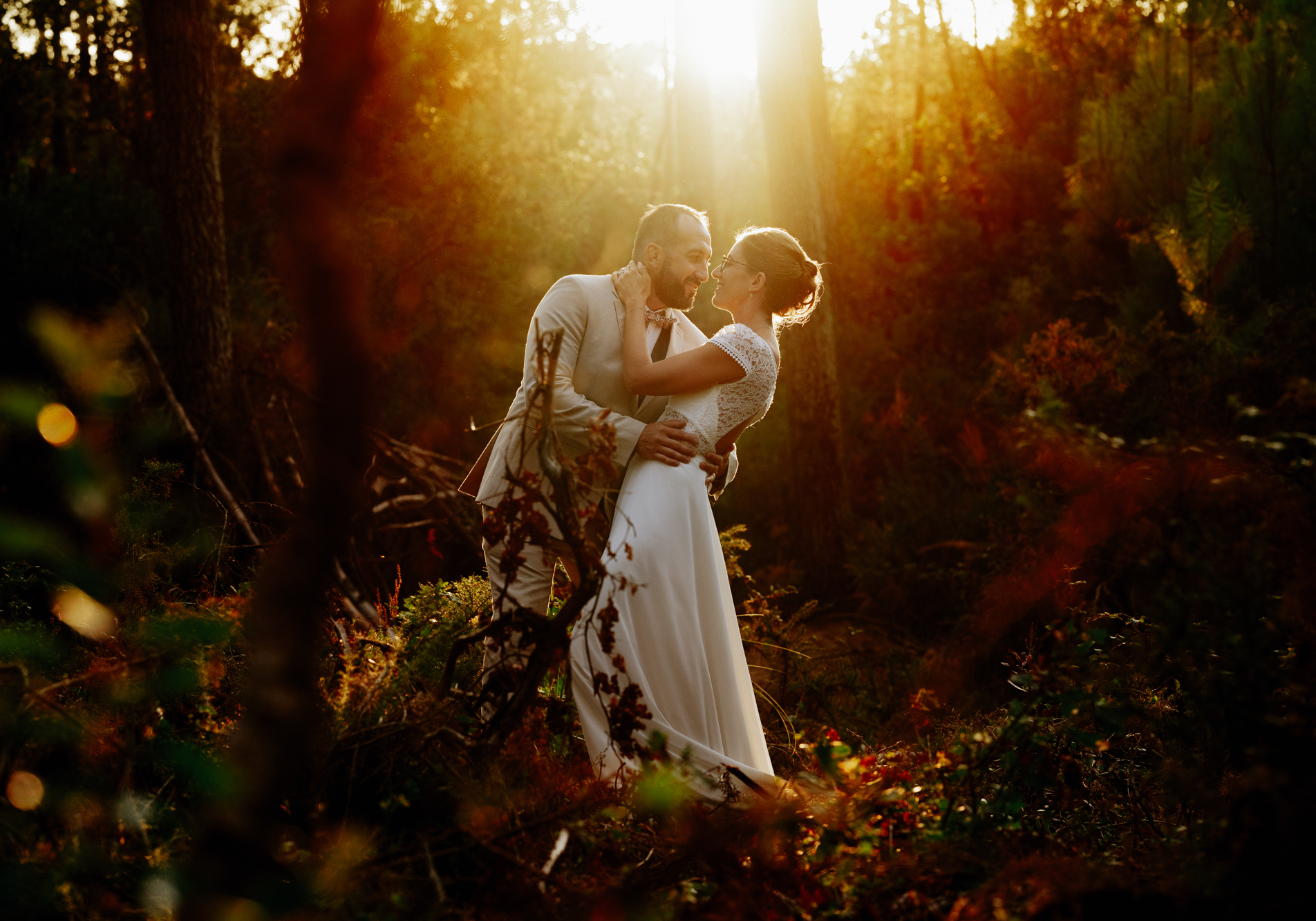 La foret landaise, non loin de Seignosse et d'Hossegor, est l'endroit idéal pour réaliser des photos de couples de mariages remplie d'émotion, entre les pins et les rayons de soleil estivaux 